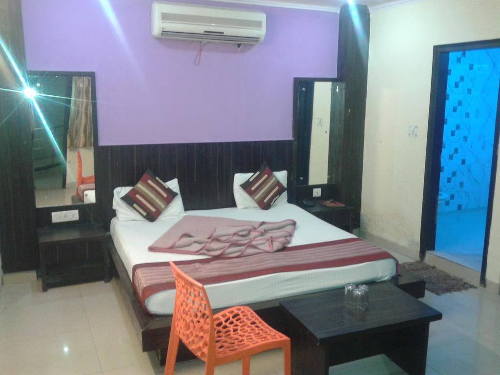 Hotel Surya Plaza Neu-Delhi Exterior foto