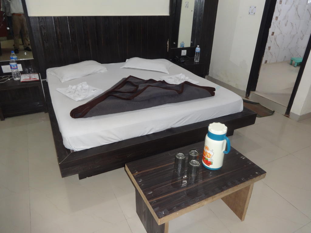 Hotel Surya Plaza Neu-Delhi Zimmer foto