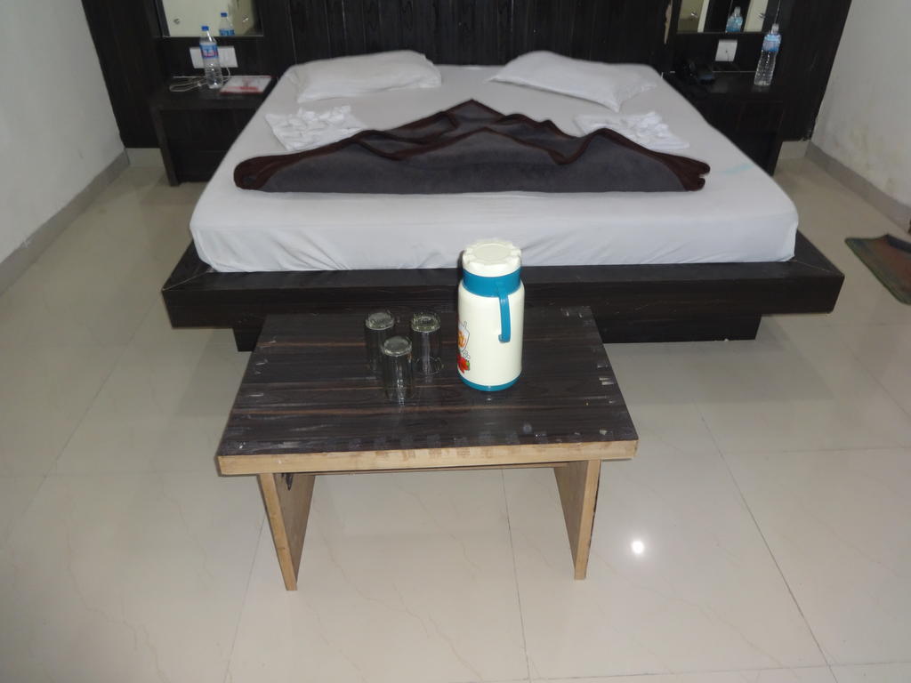 Hotel Surya Plaza Neu-Delhi Zimmer foto